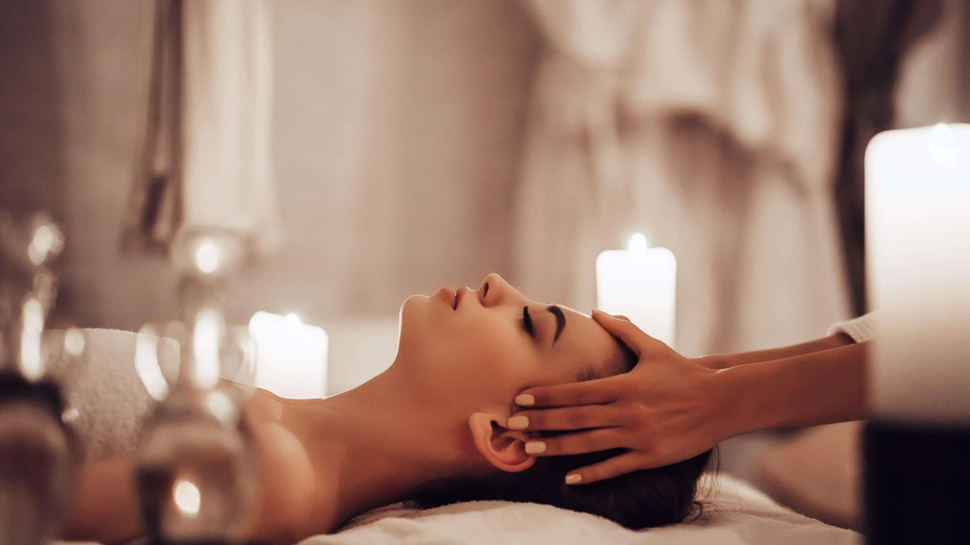 Envie d'un moment de détente? Retrouvez Corsica Massage en déplacement sur Propriano en Corse.
Femme se faisant masser à l'institut Corsica Massage.