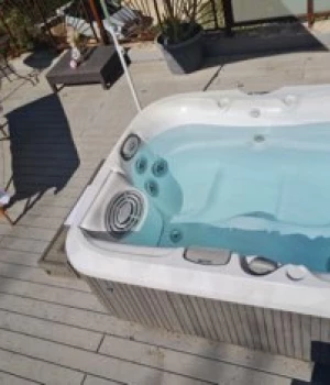 Table de massage avec jacuzzi en déplacement Corse du sud avec Corsica Massage.